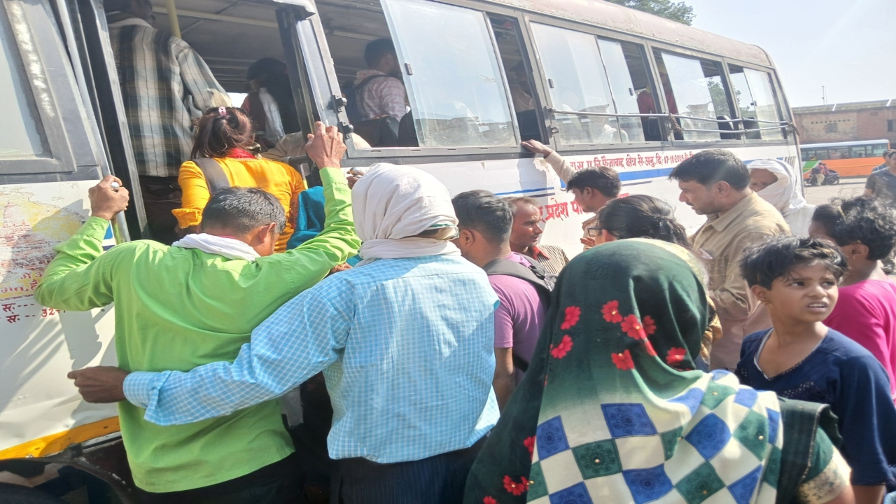 सुलतानपुर डिपो से 66 रोडवेज बस गईं बाहर, यात्रियों के सामने संकट 