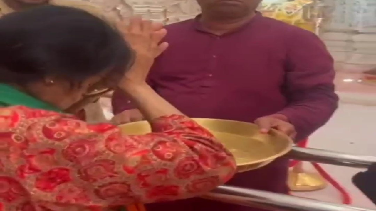 अयोध्या: रामलला के दर्शन से अभिभूत महिला ने दान किया दो किलो सोने के जेवर 