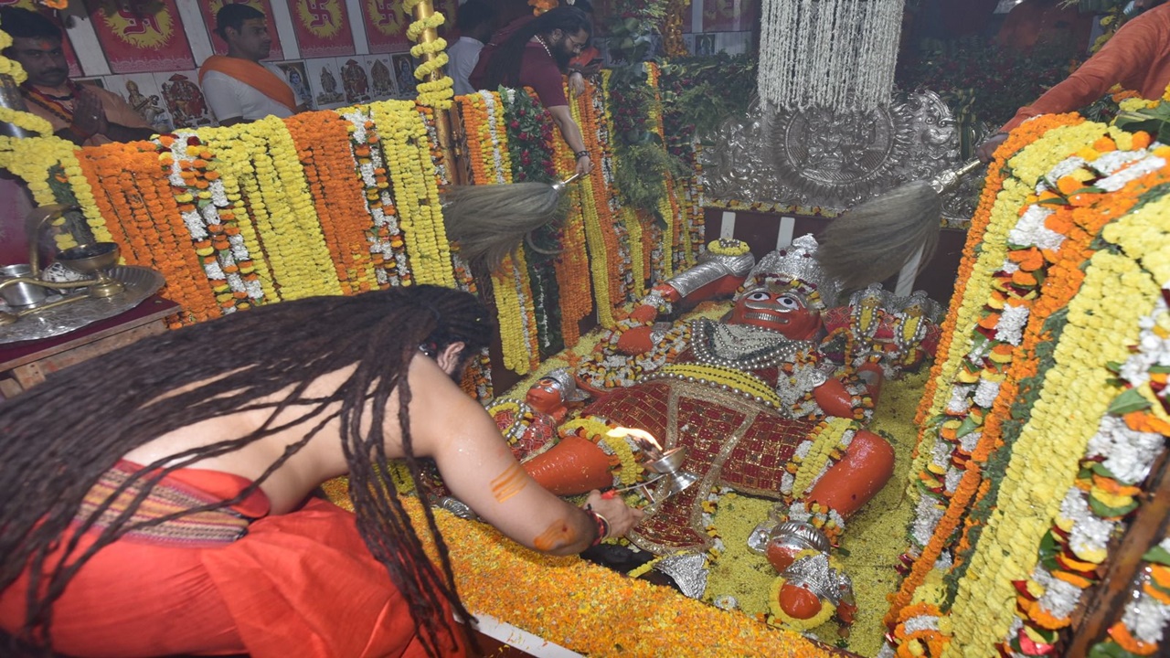 प्रयागराज: जन्मोत्सव लेटे हुए हनुमान जी के मंदिर में लगा भक्तों का तंता, महंत बलबीर गिरी जी महाराज ने किया पूजन-अर्चन
