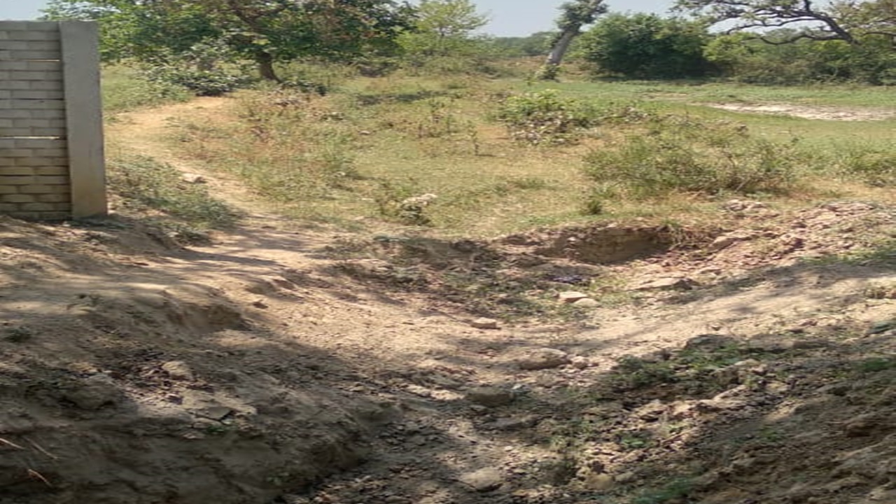 बाराबंकी: भू-माफियाओं ने पाट दी माइनर, किसान परेशान