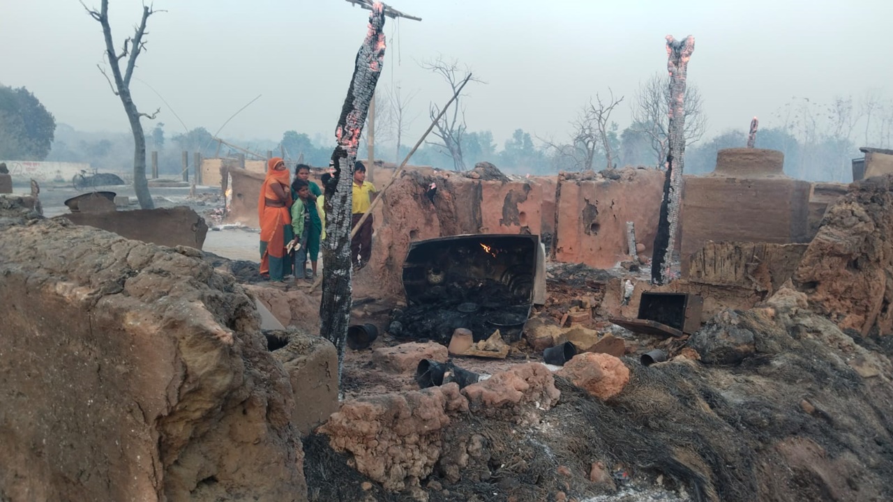 बलरामपुर: अज्ञात कारणों से लगी आग में 62 झोपड़ियां जलकर राख, जलने से एक वृद्ध महिला की भी हुई मौत