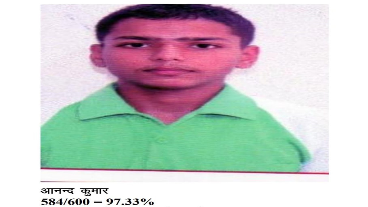 अयोध्या: गांव के लाल ने कर दिया कमाल, आनंद कुमार यादव ने हाई स्कूल में किया जिला टॉप, हासिल की 97.33% अंक  