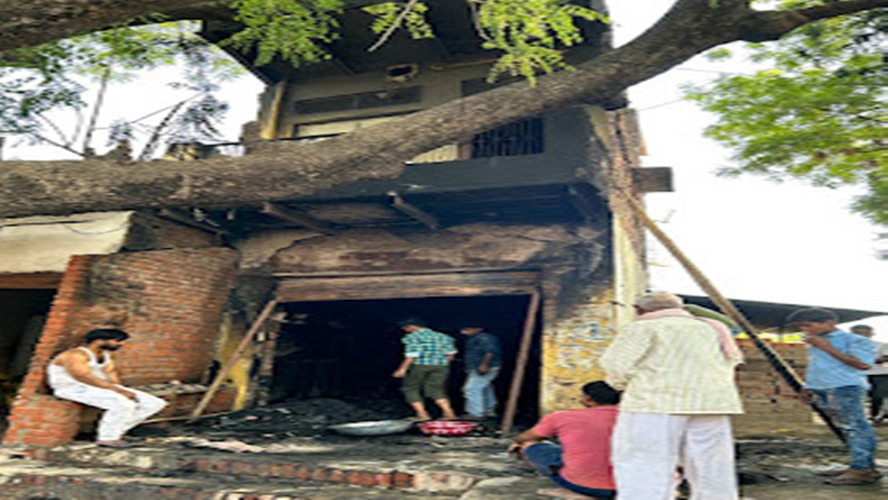 जौनपुर: शार्ट सर्किट से लगी दुकान आग, पांच लाख का सामान जलकर राख