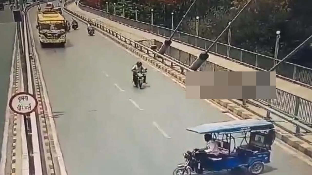 प्रयागराज: ई रिक्शा चालक की लापरवाही से गई बाइक सवार की जान, घटना का CCTV हुआ वायरल