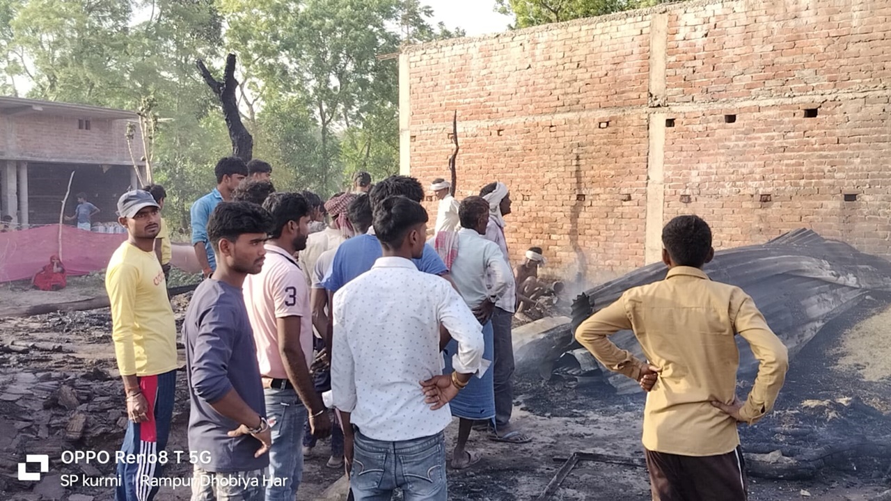 बहराइच: मिहींपुरवा में भी लगी आग में 11 मकान जले, तहसीलदार ने किया निरीक्षण