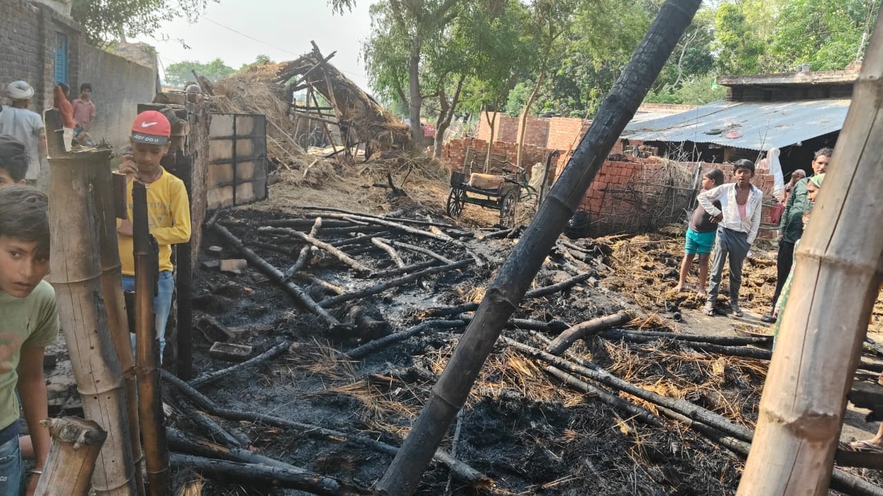 बहराइच अग्निकांड: पांच मकान जले, दो मवेशियों की झुलसकर मौत-लाखों का हुआ नुकसान