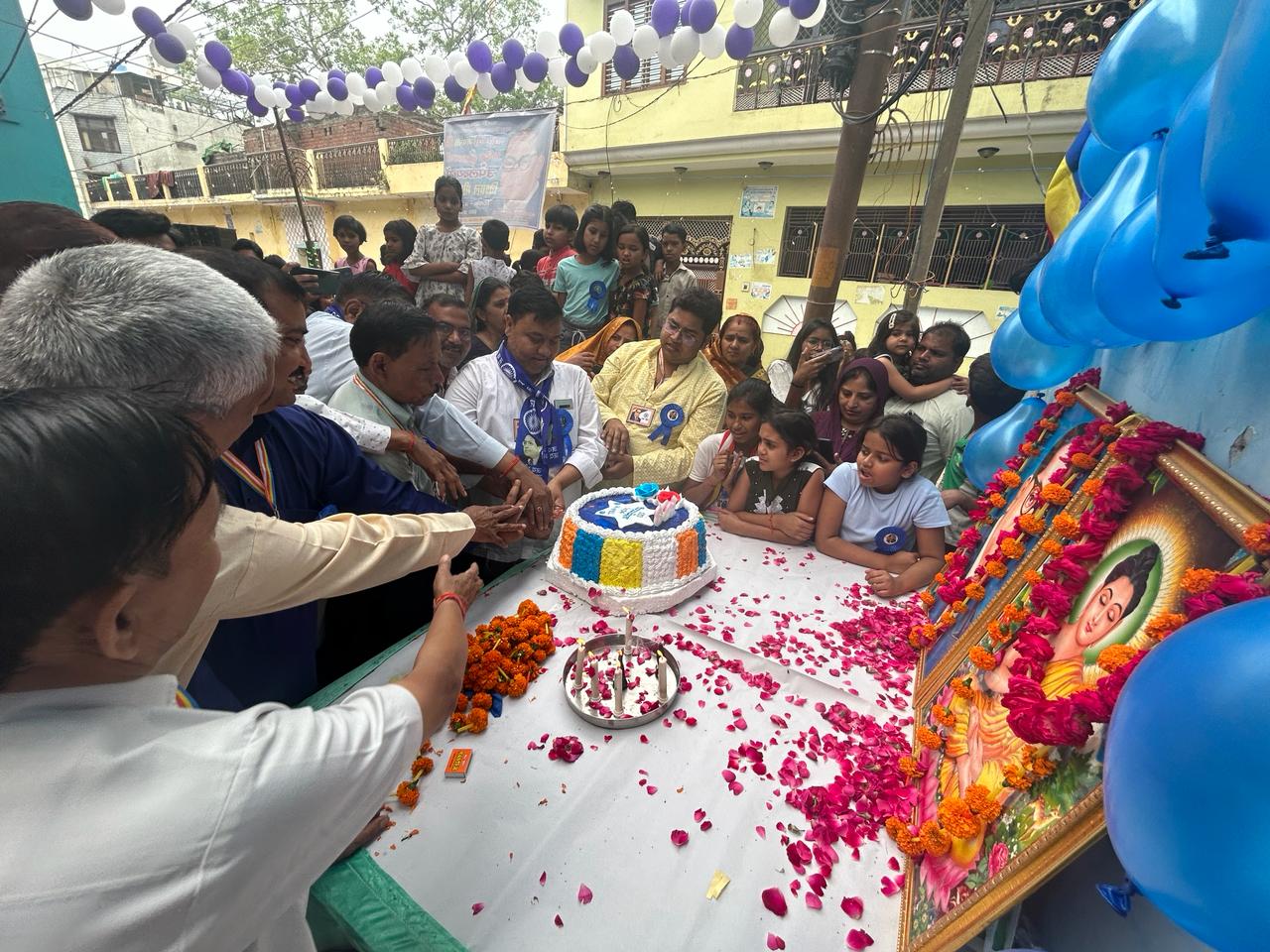 कासगंज: जिले भर में धूमधाम से मनाई गई बाबा साहेब की जयंती, जगह-जगह काटा गया केक
