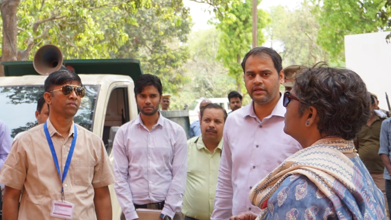 सीतापुर में प्रेक्षकों ने स्ट्रांग रूम और मतगणना स्थल का किया निरीक्षण, दिए निर्देश