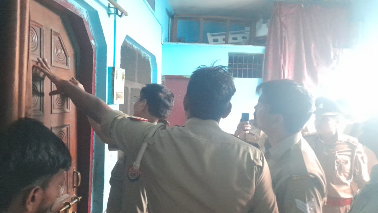  बहराइच: महिला का फंदे से कमरे में लटकता मिला शव, पुलिस ने फोरेंसिक टीम के किया साथ घटनास्थल का मुआयना