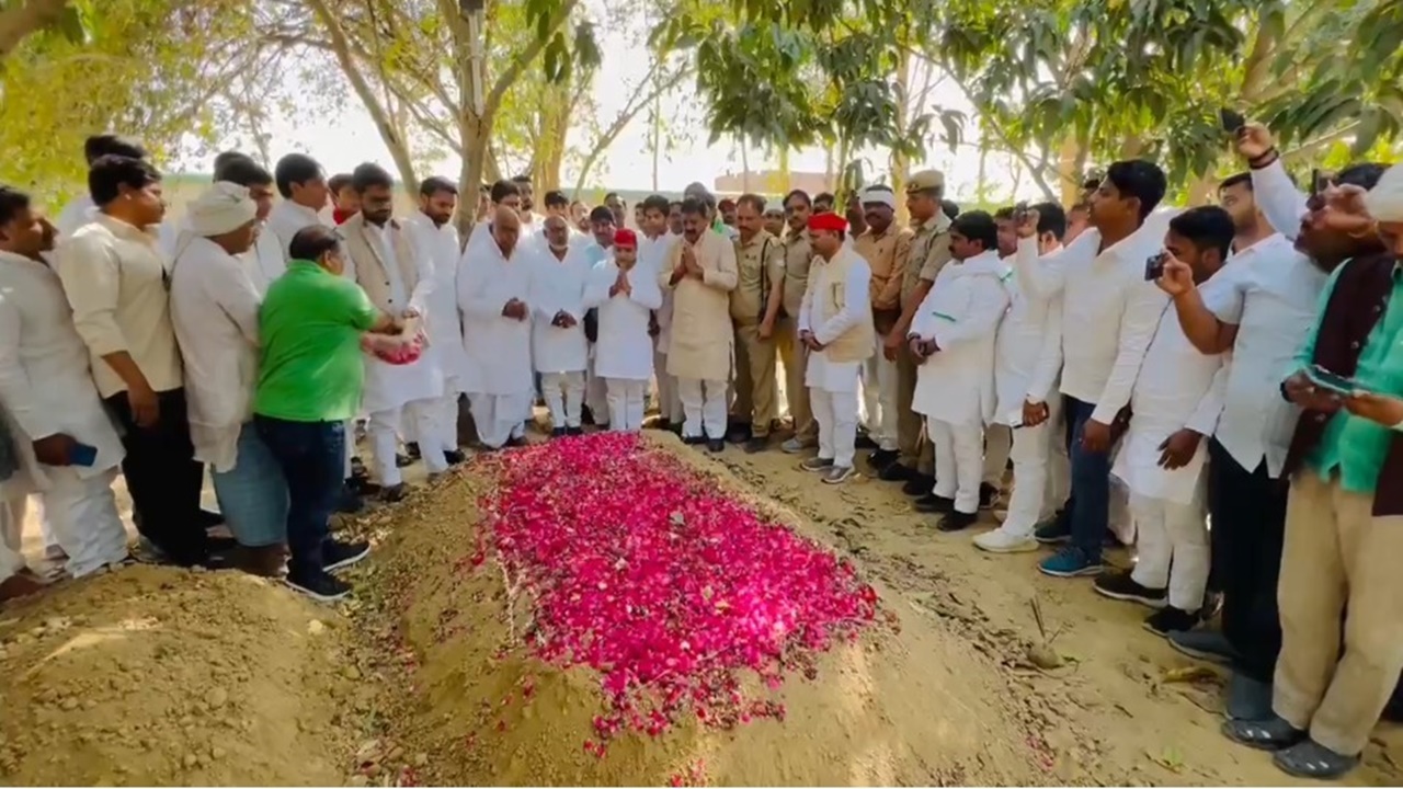 सपा नेता धर्मेंद्र यादव पहुंचे मुख्तार अंसारी के घर, कब्र पर चढ़ाए फूल, जानें क्या कहा... देखें Video