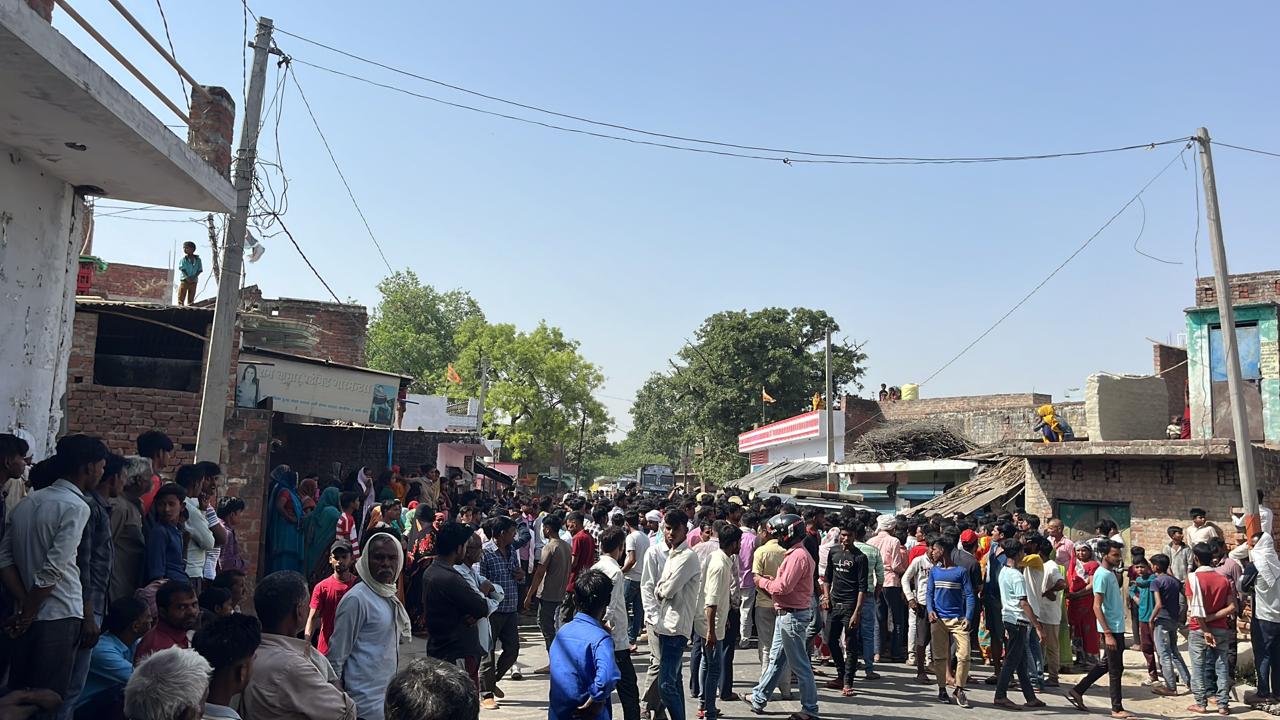 शाहजहांपुर: सतवां खुर्द में बारबर की मौत पर हंगामा, सड़क पर लगाया जाम