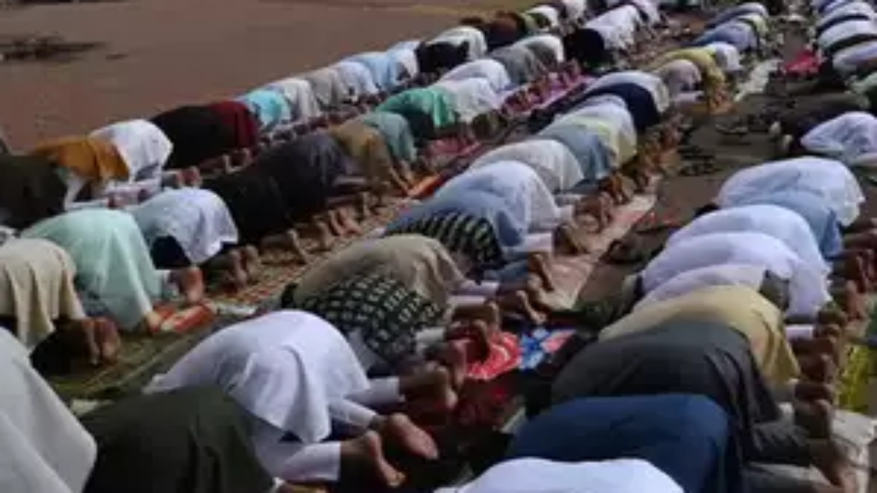 Eid 2024: जौनपुर में शिया समुदाय के लोगों ने ईद उल फितर की नमाज अदा की