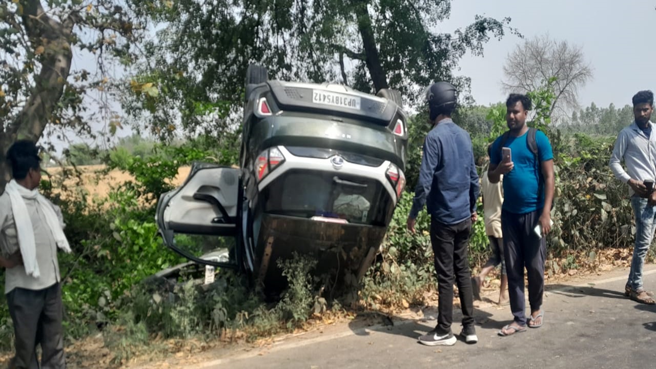  हरदोई: ट्रैक्टर की टक्कर से खाई में पलटी कार, दो युवक जख्मी