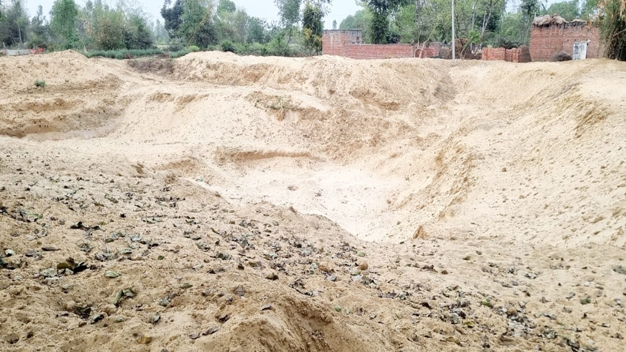 सीतापुर: नगरीय तालाब संरक्षण के नाम पर जेसीबी से खुदवाई खलिहान की जमीन, ठेकेदार ने नष्ट करा दिये कई हरे वृक्ष