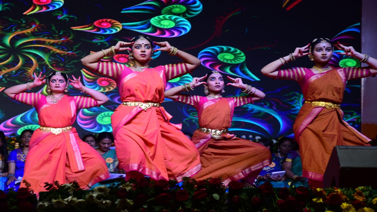 अयोध्या: दुबई के कलाकारों ने तुलसी मंच पर किया रामायण का मंचन.. 
