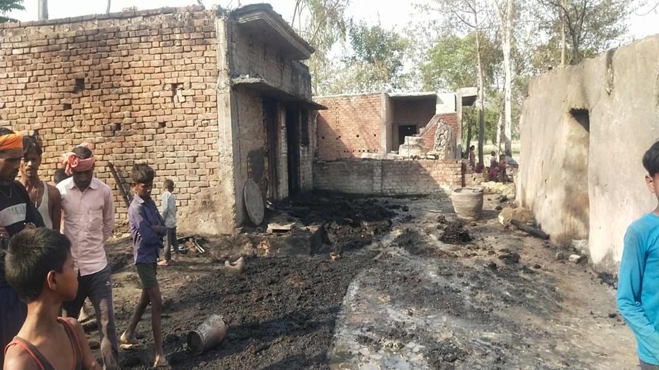 सीतापुर: मधुमक्खियों को भगाने में लगी आग, 7 घर जलकर हुए खाक, राजस्व कर्मियों ने किया नुकसान का आंकलन