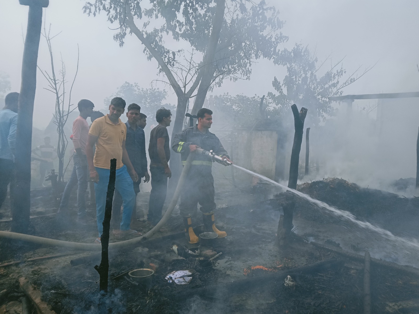 लखीमपुर खीरी: बिजली की चिंगारी से लगी आग से घर जलकर राख, महिला झुलसी 
