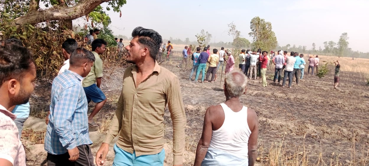 पीलीभीत: गेहूं के खेतों में लगी भीषण आग, दमकल टीम नहीं आई...ग्रामीणों को खुद बुझानी पड़ी आग