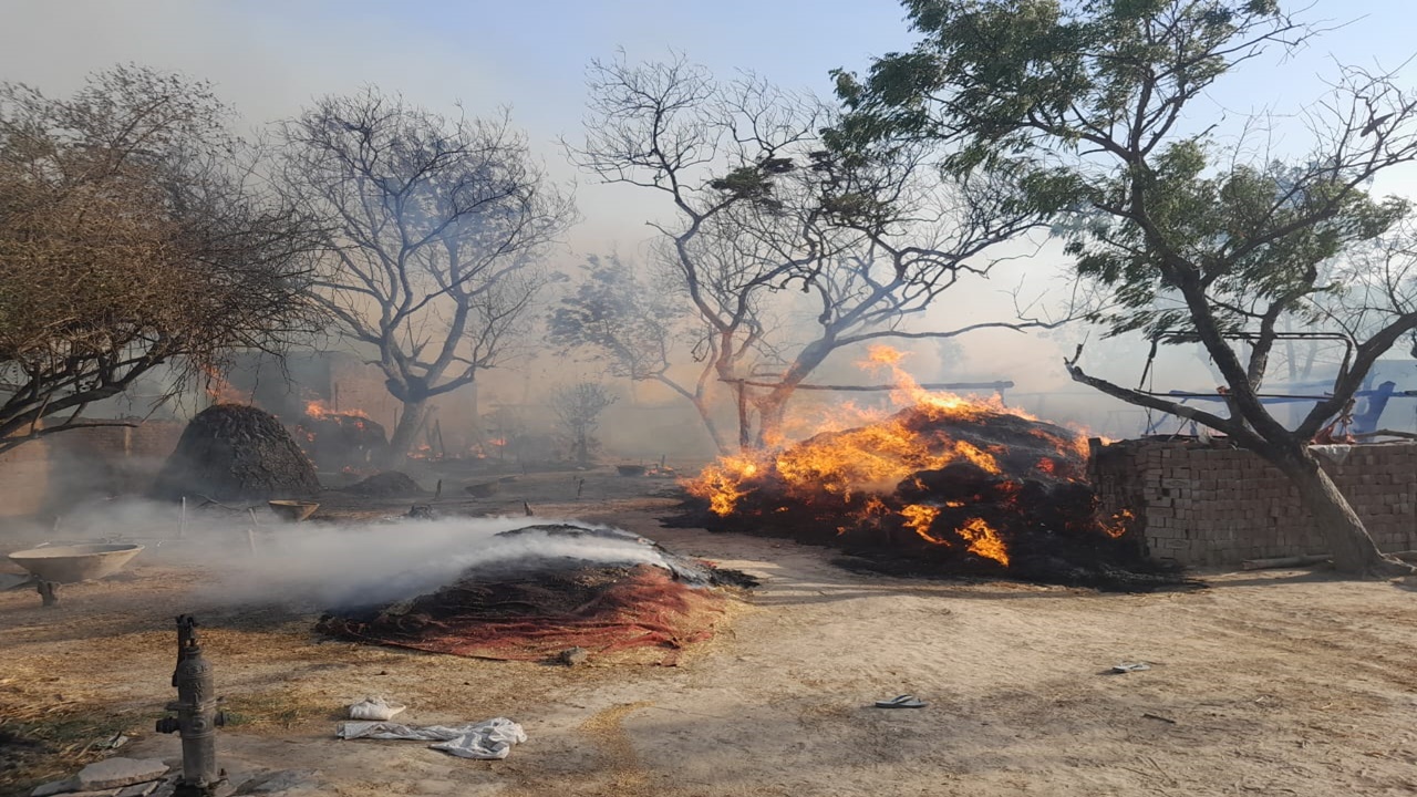 गोंडा: आग के तांडव में 16 घर जलकर राख, लाखों का नुकसान