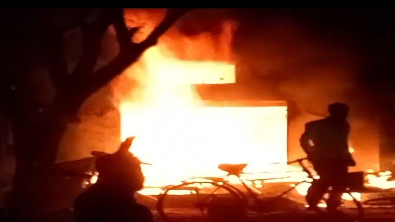 आंबेडकर नगर : जनरल स्टोर की दुकान में लगी आग, लाखों का सामान जलकर राख