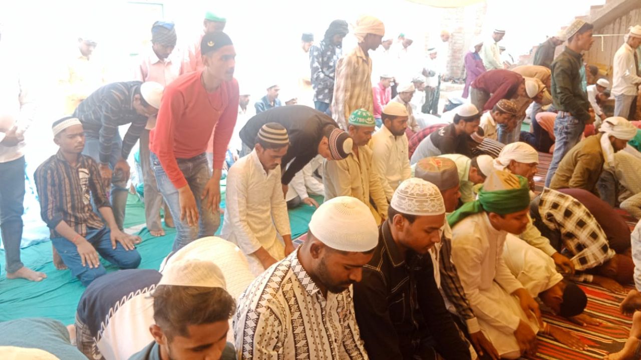 Alvida Jumma 2024: अलविदा की नमाज अदा कर मांगी मुल्क के लिए खुशहाली...सुरक्षा के लिहाज से पुलिस रही तैनात