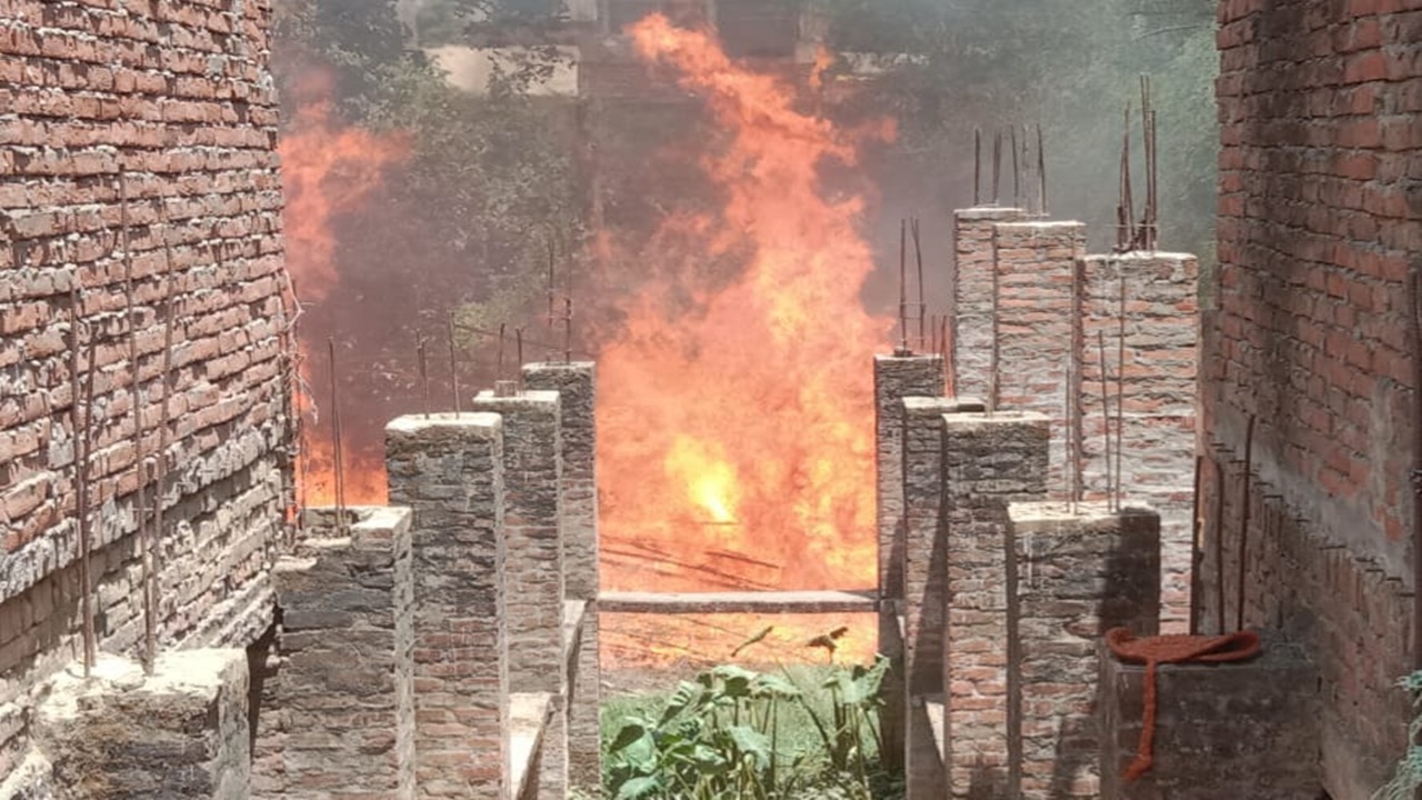 अयोध्या: बाजार के बीचों-बीच कूड़े के ढेर में लगी आग, टला बड़ा हादसा 