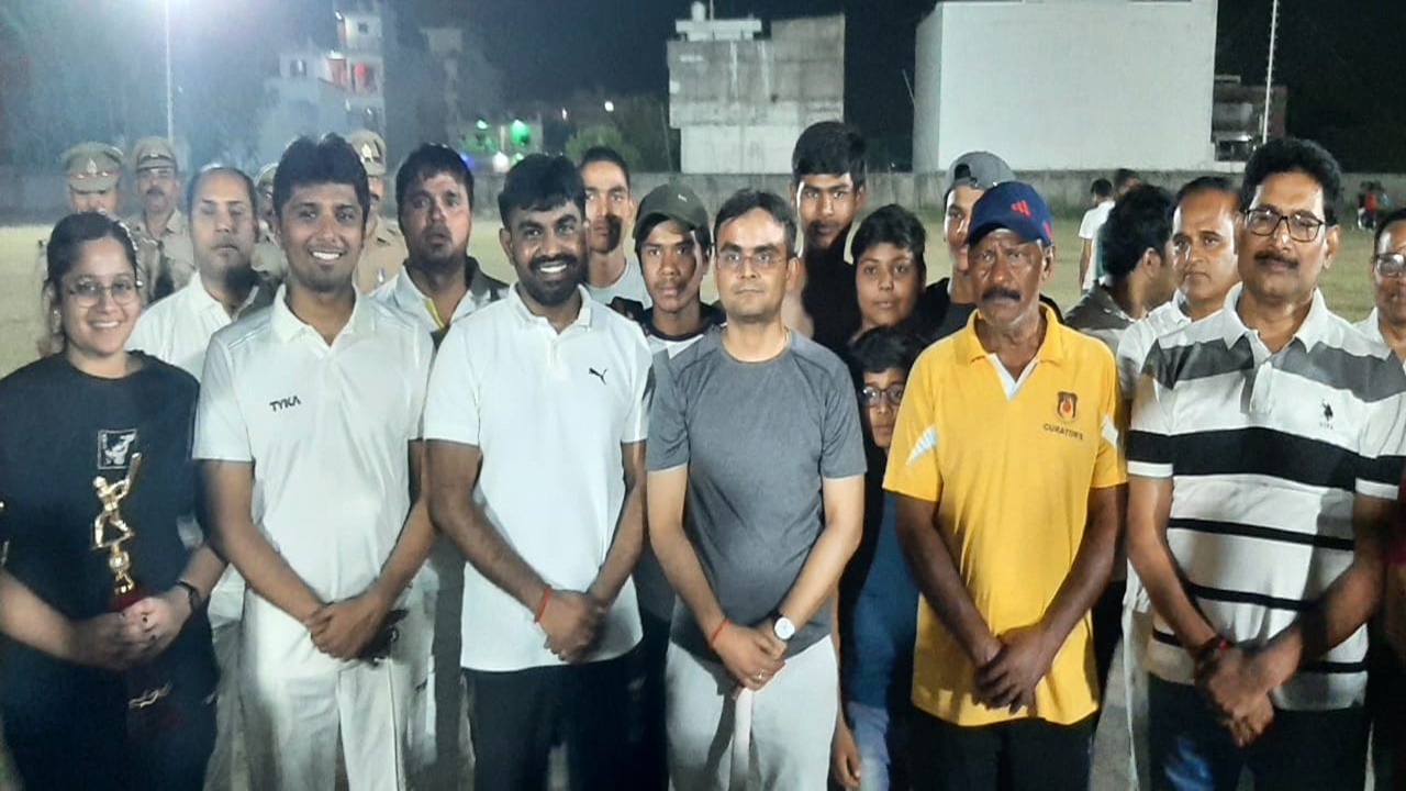 बाराबंकी: स्वीप इलेवन टीम ने 13 रनों से जीता क्रिकेट मैच, DM सत्येंद्र कुमार बने मैन ऑफ़ द मैच