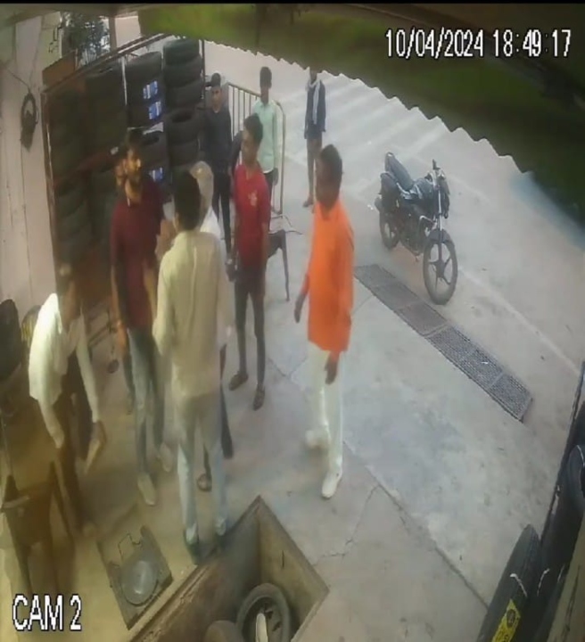 खुद को बीजेपी नेता बताने वाले युवक ने दुकानदार से की मारपीट, गुंडाई का वीडियो वायरल  
