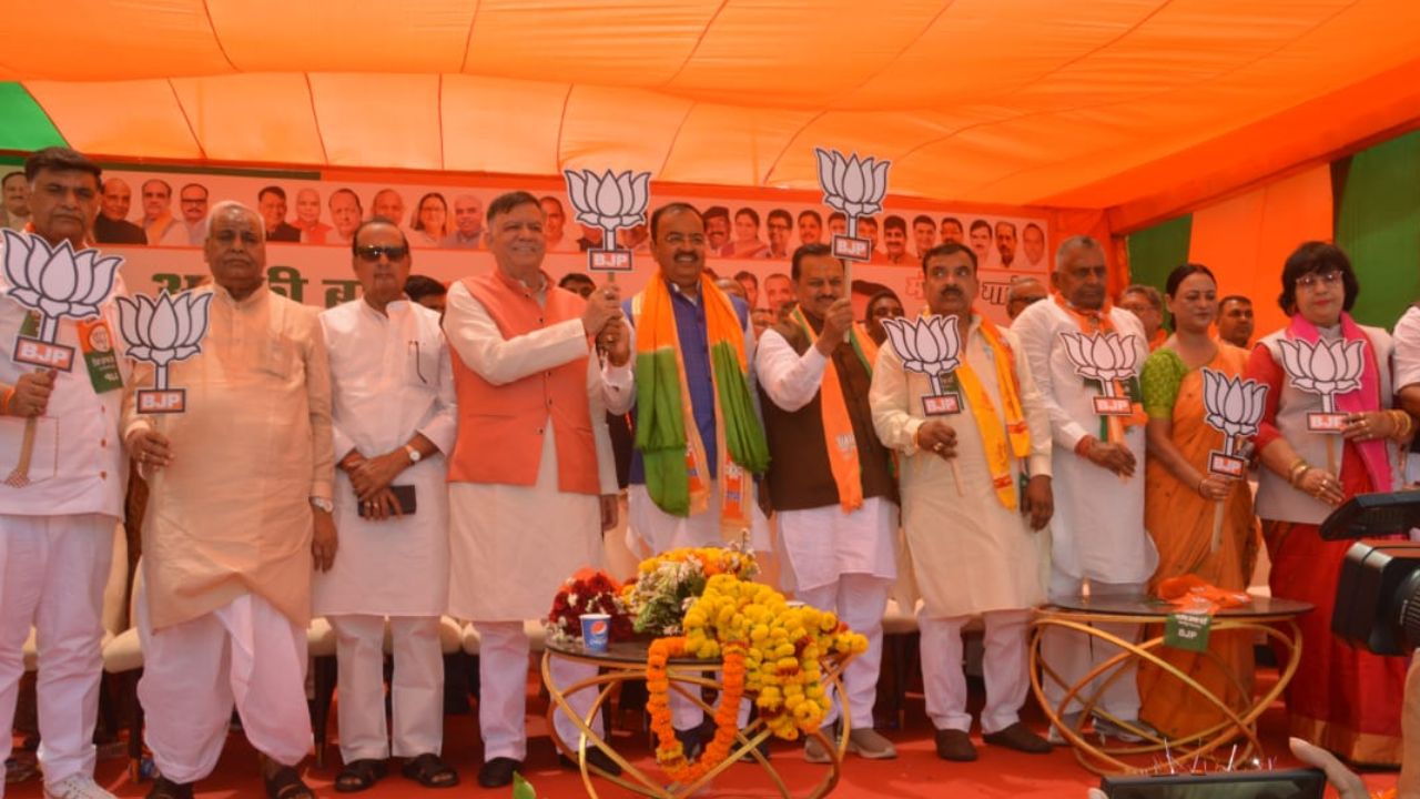 Kanpur: BJP प्रत्याशी रमेश अवस्थी के नामांकन में शामिल हुए डिप्टी सीएम केशव प्रसाद मौर्य, बोले- UP में सीटें जीतेंगे 80, विपक्षियों की जली रस्सी