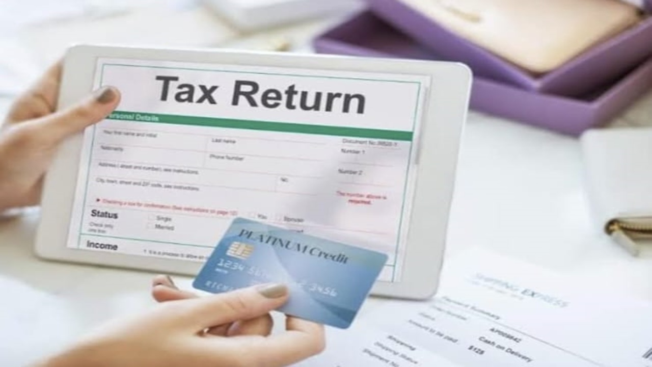 Income Tax: इनकम टैक्स रिटर्न भरने से पहले जान लें नियम, कौन सा तरीका है आपके लिए बेहतर
