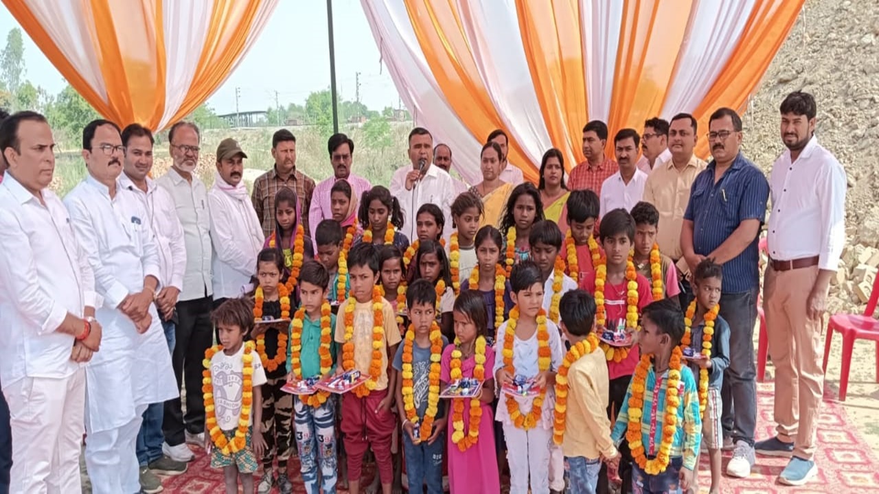 जौनपुर: ईट भट्ठे पर कैंप लगाकर बीएसए ने मजदूरों के बच्चों का किया नामांकन