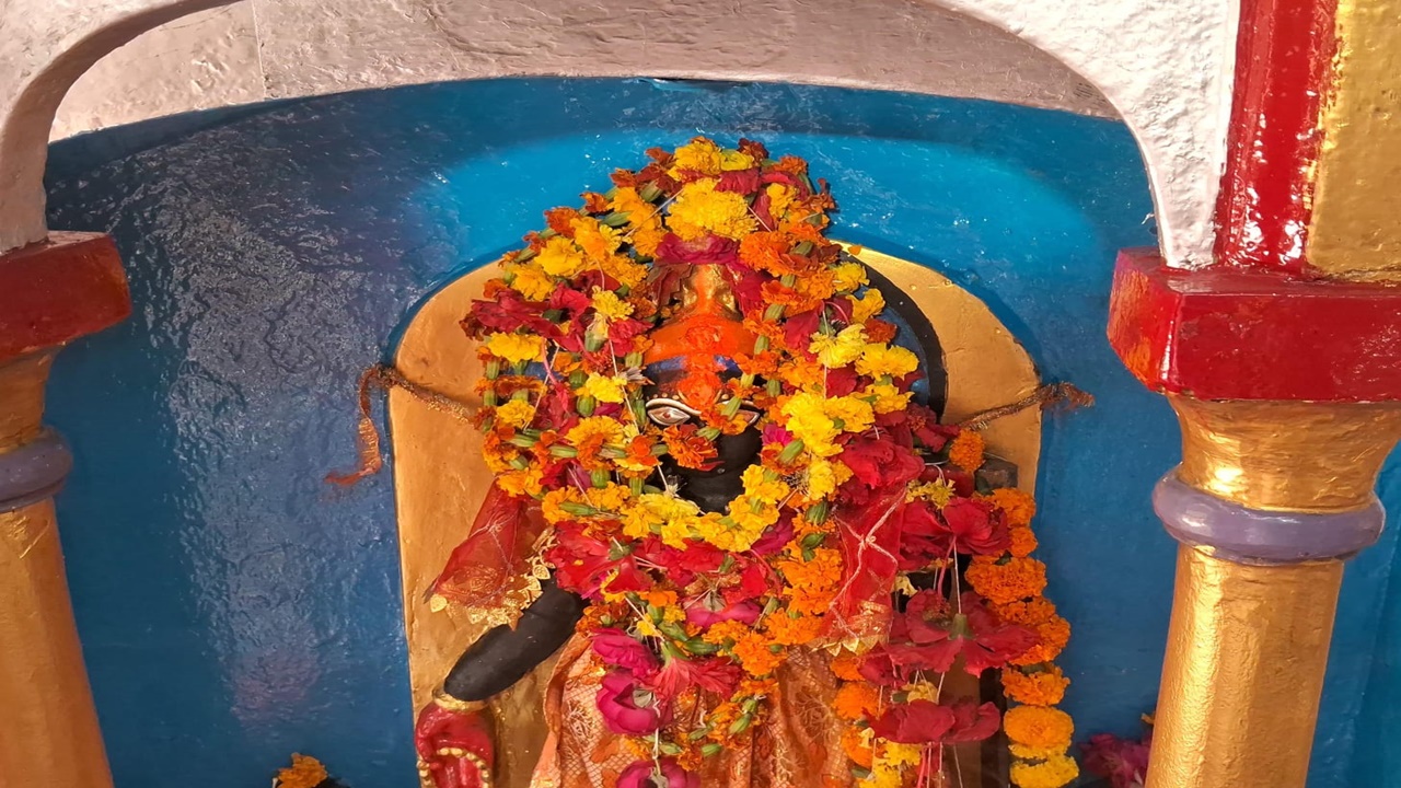 चैत्र नवरात्रि के पहले दिन देवी मंदिरों में पूजी गईं मां 