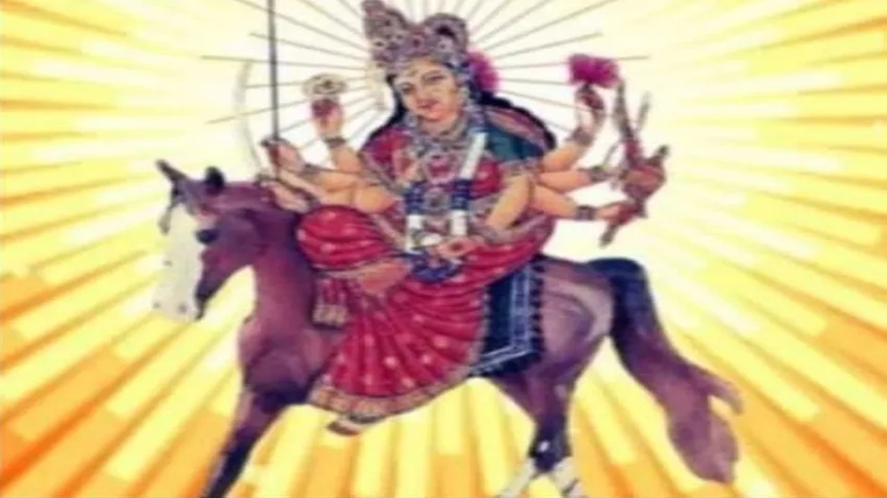 लखनऊ: इस बार घोड़े पर सवार हो के आईं मां दुर्गा, ज्योतिषाचार्य बोले- शुभ नहीं है संकेत, युद्ध की जाता रहे आशंका 