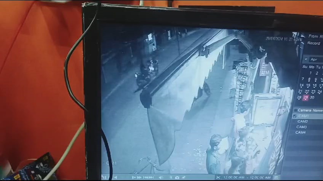 Video बहराइच: दो बाइकों की हुई आमने सामने भिड़ंत, CCTV में कैद हुआ हादसा