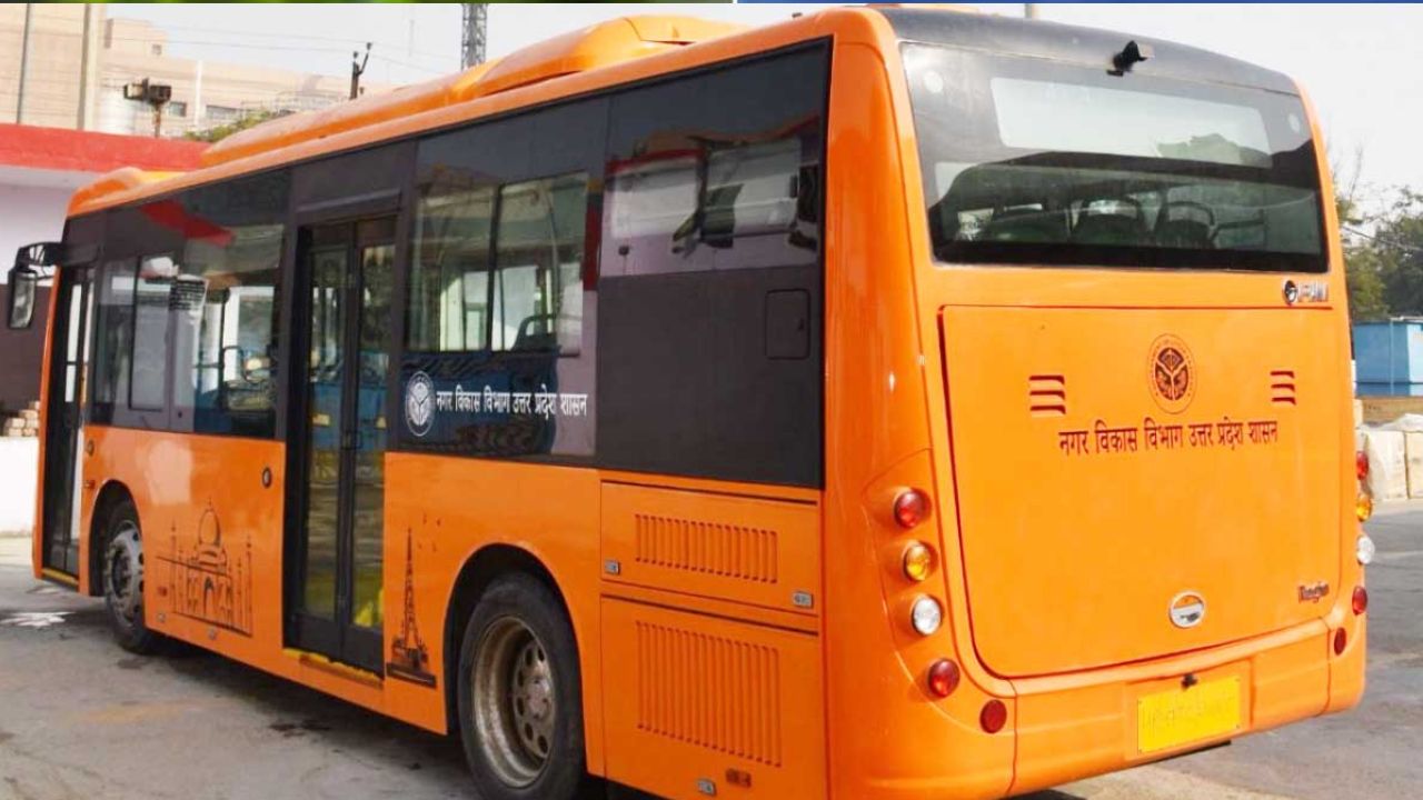 शाहजहांपुर: इलेक्ट्रिक बसें यात्रियों को देने लगीं दगा, बस के अंदर गर्मी और धूल से लोगों को हो रही घुटन 
