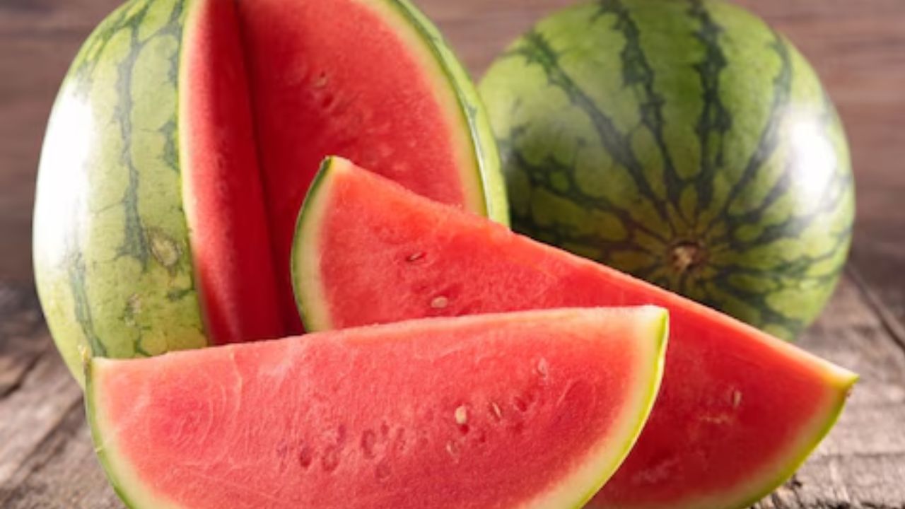 Watermelon: नहीं कर पाते हैं लाल और मीठे तरबूज की पहचान, अपनाएं ये आसान तरीका