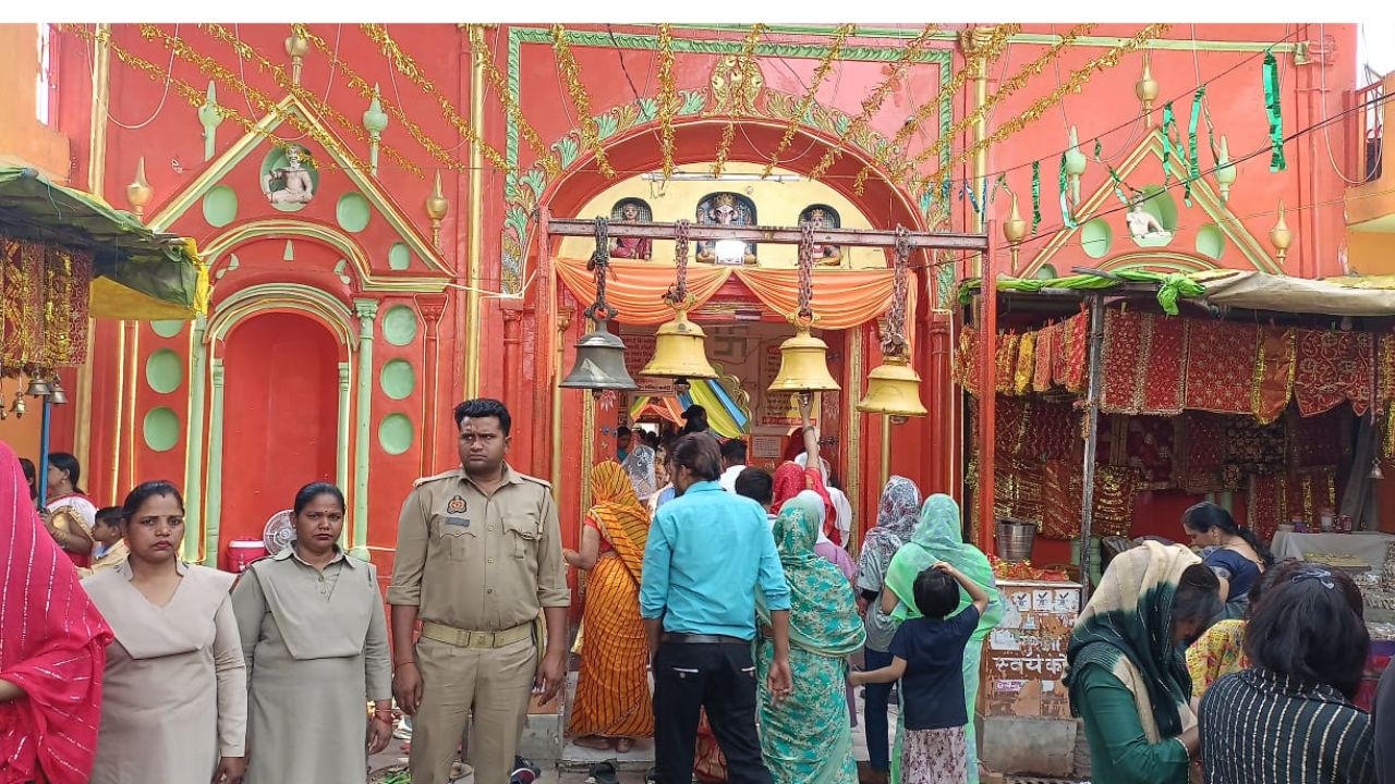 Chaitra Navratri 2024: फर्रुखाबाद में देवी मंदिरों में नवरात्र के पहले दिन भक्तों की भीड़...सुरक्षा व्यवस्था के पुख्ता इंतजाम