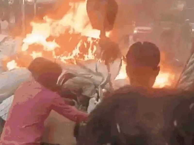 बिजनौर : कार पर गिरा ट्रक, फिर लग गई आग...परिवार के सामने जिंदा जल गया युवक