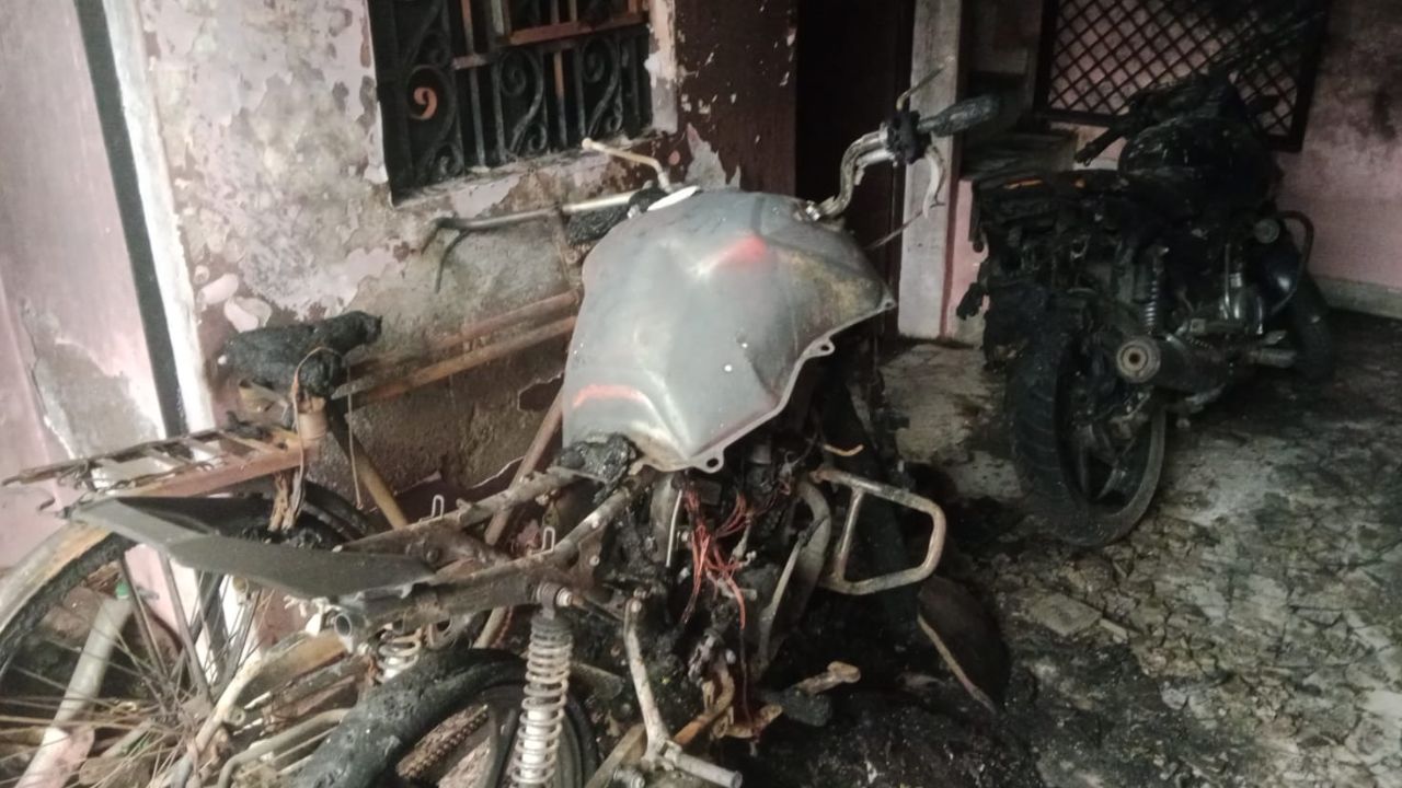 Kanpur: संदिग्ध परिस्थितियों में लगी आग...मकान में रह रहे बुजुर्ग दंपति झुलसे, गृहस्थी और वाहन जलकर खाक