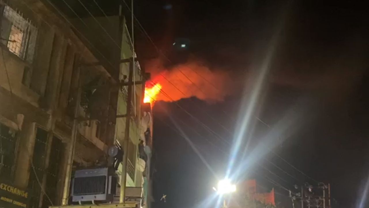 Kanpur Fire: छह मंजिला बिल्डिंग के पांचवें तल पर लगी भीषण आग...लोग बाहर निकलकर भागे, दमकल ने पाया काबू