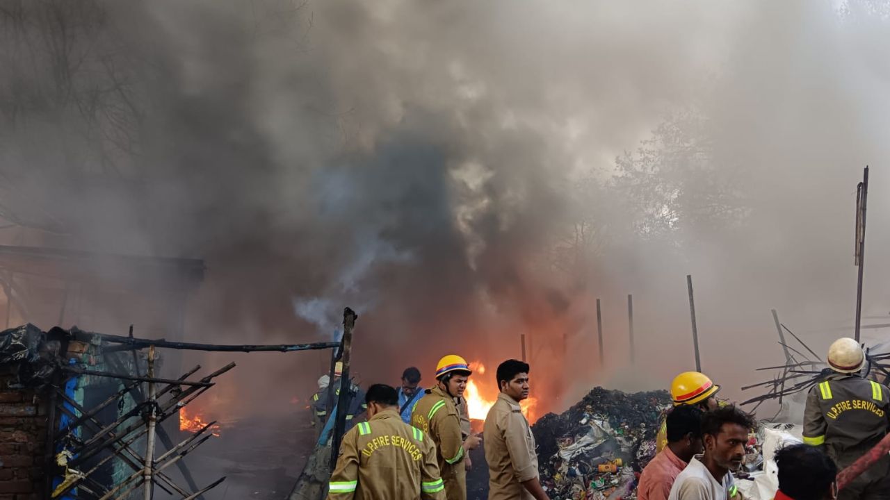 Kanpur Fire: राखी मंडी में लगी भीषण आग...दुकानें व झोपड़ियां जलकर खाक, दमकल कर्मियों ने घंटों की मशक्कत कर पाया काबू, देखें- VIDEO