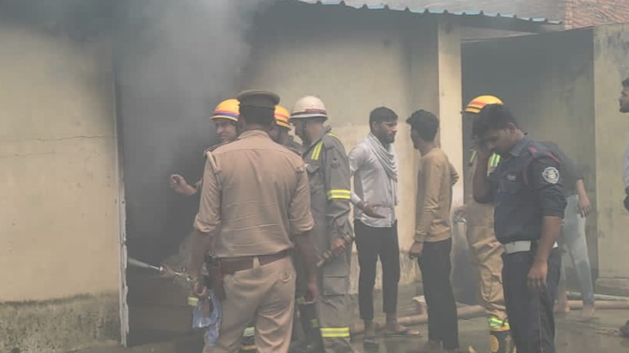 Kanpur Fire: होमांस गैलेक्सी होटल में आग...लोगों को बाहर सुरक्षित निकाला गया, लाखों का नुकसान