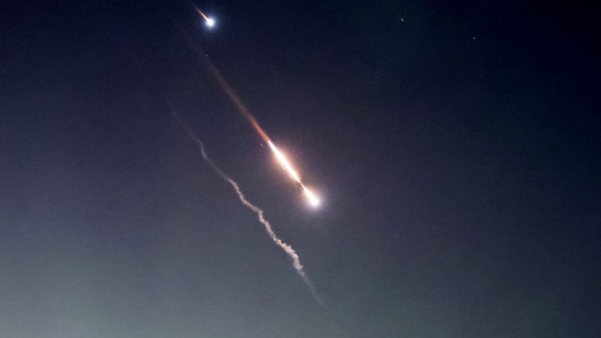 ईरान ने इजराइल पर किया हमला, 300 से अधिक दागे ड्रोन और मिसाइल