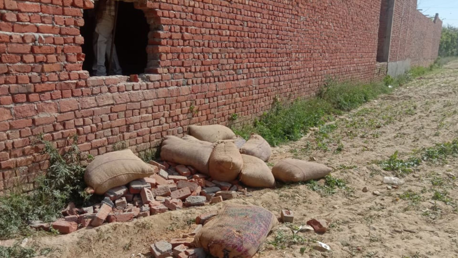 बदायूं: दीवार काटकर गल्ला के गोदाम से नकदी समेत साढ़े चार लाख रुपये का अनाज चोरी