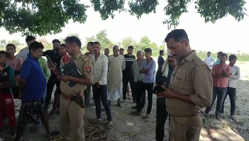 Farrukhabad: पेड़ पर लटकता मिला युवक का शव, इलाके में सनसनी, पुलिस ने शव पोस्टमार्टम को भेजा 