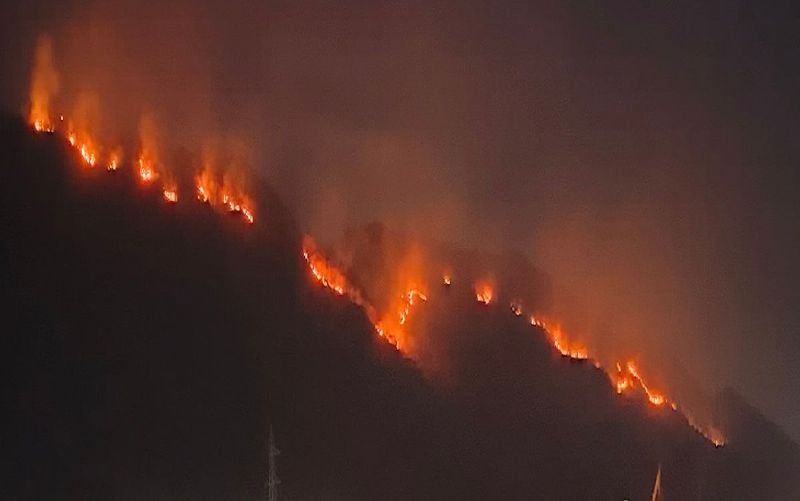 गरमपानी: हाईवे से सटी पहाड़ियों में आग धधकने से जोखिम दोगुना 