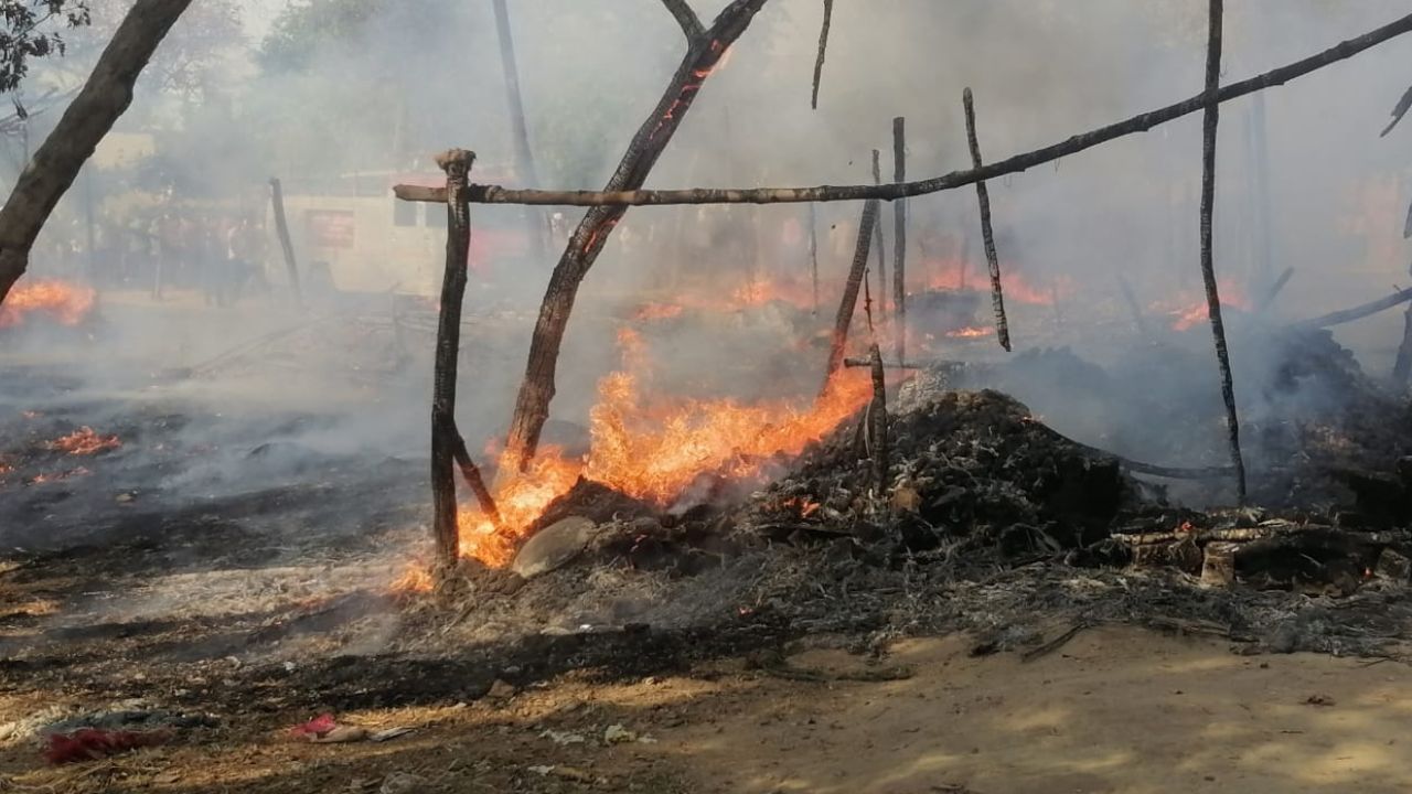 Kanpur Fire: घाटमपुर मंडी समिति में लगी भीषण आग...सब्जी की दुकानें जलकर खाक, व्यापारियों को हुआ भारी नुकसान