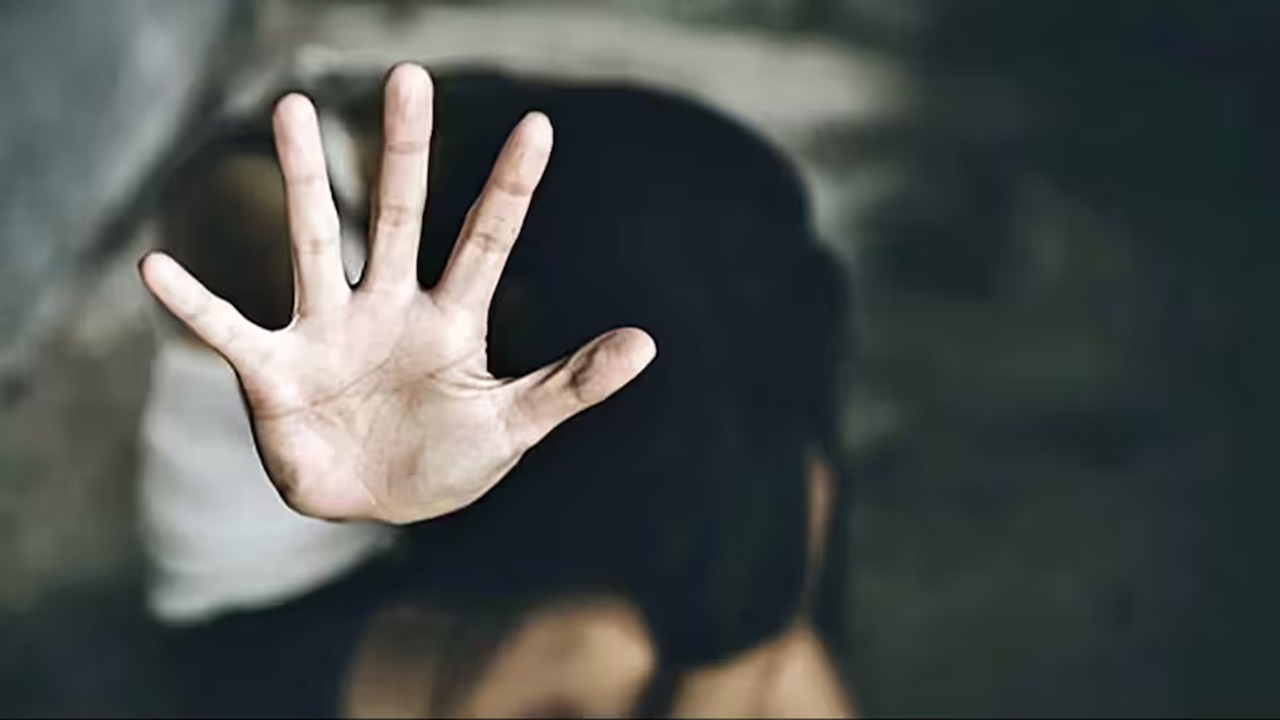 लखनऊ: नैनी विश्वविद्यालय के वरिष्ठ सहायक पर दुष्कर्म का आरोप, नशीला पदार्थ खिलाकर किया रेप, बनाई वीडियो