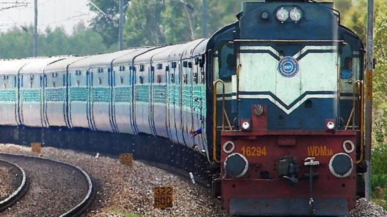 Kanpur: यह ट्रेन नहीं बैलगाड़ी है...गोरखपुर-पुणे स्पेशल 10 घंटे लेट, यात्रियों ने अधिकारियों को ट्वीट कर जताई नाराजगी