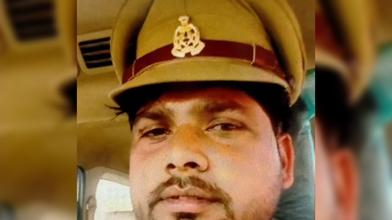Farrukhabad News: दरोगा की टोपी लगाकर कार में बैठा युवक...Video वायरल होने पर पुलिस तलाश में जुटी